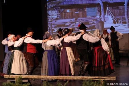 Ples in glasba izpod kamniških planin v izvedbi Folklorne skupine Kamnik in njihovih prijateljev  (63)